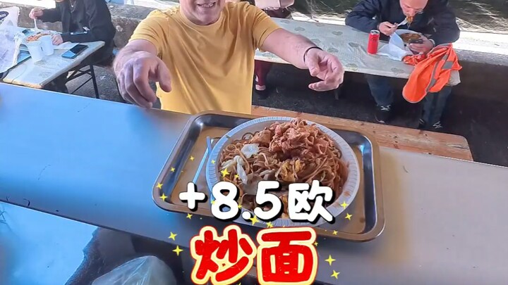 Setting up a stall to sell Chinese cuisine in Italy—Chinese food has won over foreigners!