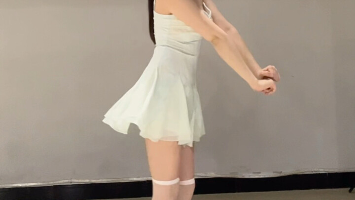 Gaun tali tipis hijau mint dipadukan dengan stoking putih, lagu manis musim semi gee