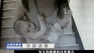 男孩辛苦帮妈妈拎箱子，没想到箱子是用来装自己的