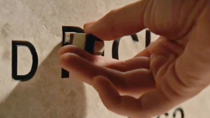 اكتشفت المرأة أمرًا غريبًا جدًا: فعلى شاهدة قبر والدها، هناك ثقب مفتاح مخفيّ بشكل غامض.