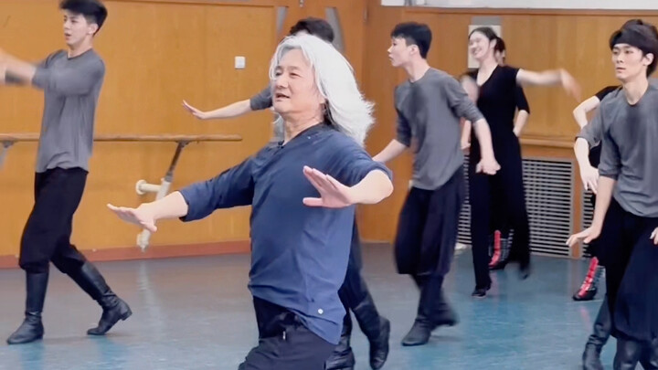 The pressure from the 66-year-old handsome old man, the high-level teacher of Beijing Dance Academy