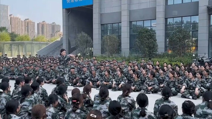 Kampus tak pernah kekurangan penari—gerakan mulus mereka memancarkan bayangan samar, menyedot perhat