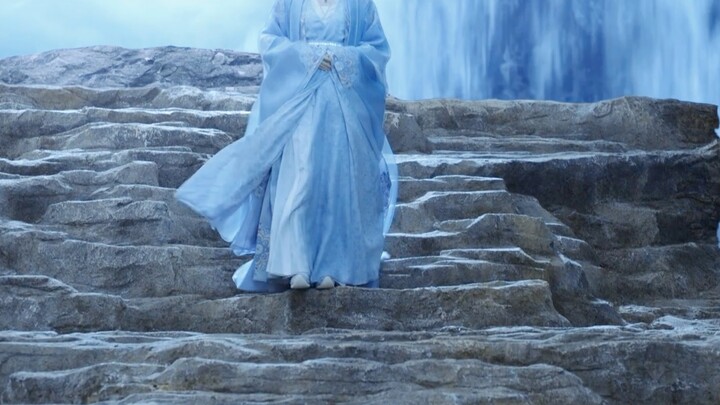 Tolong! Posturnya luar biasa anggun, baru benar-benar mengerti apa itu “manusia pilihan zaman dahulu