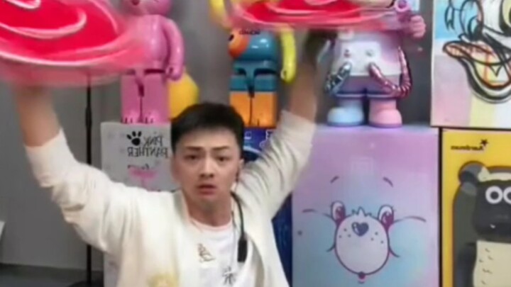 Sun Wukong at the Changchun Zoo and Botanical Garden—this Snow Biscuit Monkey sure knows a thing or 