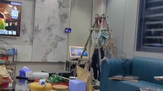 浅尝                  步入中年莫道世人偏爱酒，醉后飘然天上游，寻尽千万皆无效，唯有一醉解千愁，浊酒入喉情难收，举杯无语泪先流，何时才能相思断，夜半无眠添新愁。