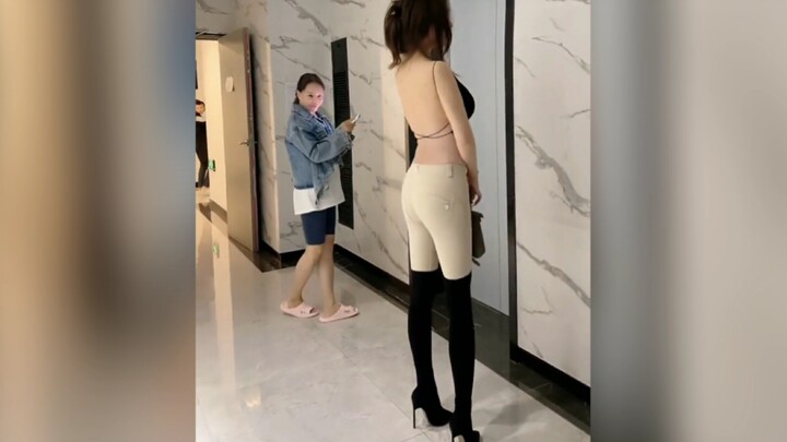 "Baju punggung terbuka ini… benar-benar gila!!"