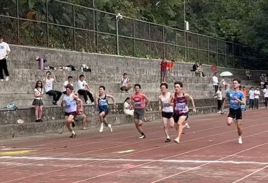 المسابقة الأكثر شعبية في دورة الألعاب المدرسية: إنها سباق 100 متر!