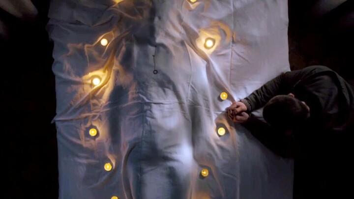 Begitu bangun, dunia sudah dikuasai zombie; dia diam-diam mengemas mayat tetangganya sambil bertahan