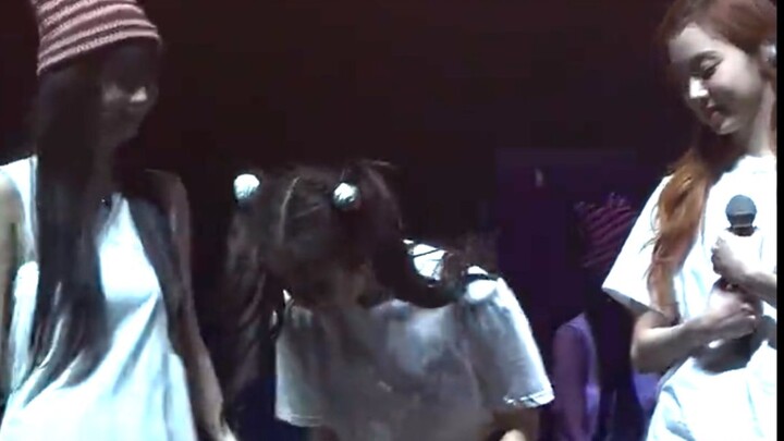 Will the other members feel awkward when dolls are thrown at Ning Yizhuo during the London concert?