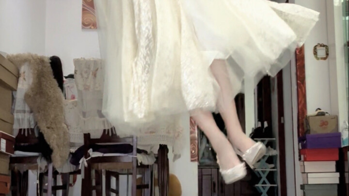 Rasanya lagu latar ini cocok dengan gerakan apa pun, semuanya terlihat anggun.