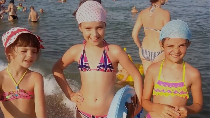 три красивые девушки