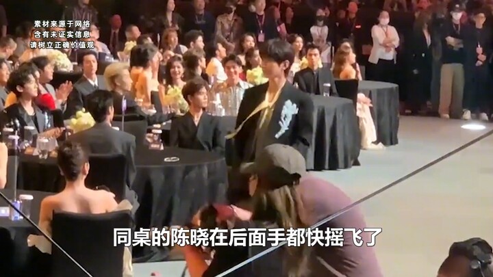 Berbagai wajah selebriti di balik kamera, sepatu kulit custom-made Yang Yang jadi sepatu bot hujan, 