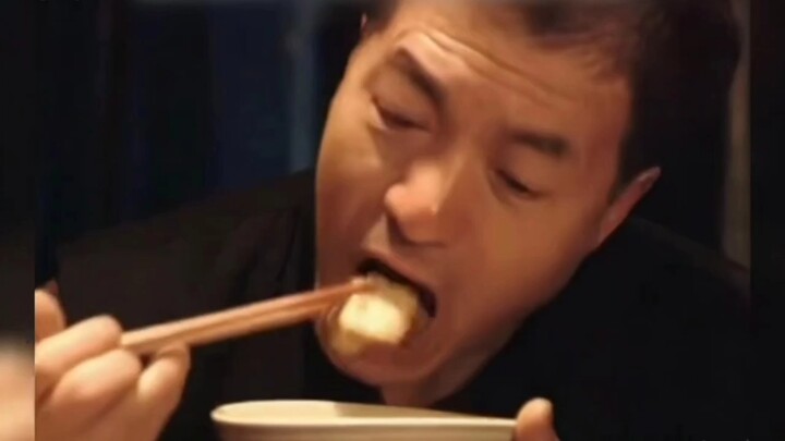 Bố chỉ thích ăn một mình, thịt thì chỉ ông được ăn, lũ trẻ thèm quá mà nước miếng chảy ròng ròng.