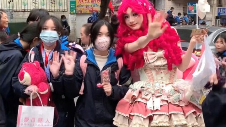 Khi tôi muốn hóa trang thành Pinkie Pie để đón cháu gái tan học