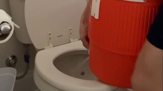 Đùa vợ bằng "cuộc đi tiểu dài nhất thế giới"
