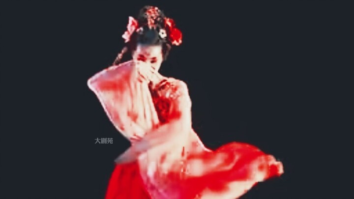 أخيرًا فهمتُ تلك العبارة: "السحاب يرغب في ثوبها، والزهور ترغب في جمالها."