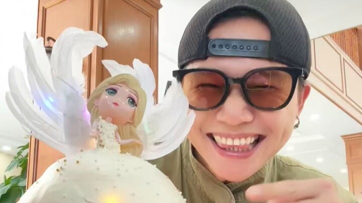 Ketika aku berpura-pura jadi kurir pengantar untuk mengantarkan kue ulang tahun kepada putriku