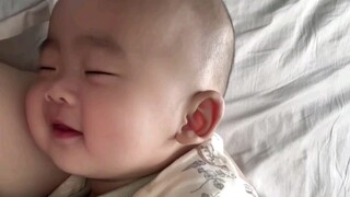 Mimpi indah apa ini, sampai tertawa begitu manis! Tidak sia-sia ibumu memegang ponsel selama setenga