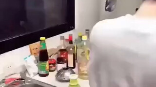 Apa yang membuat seorang pria memasak setelah pulang kerja?