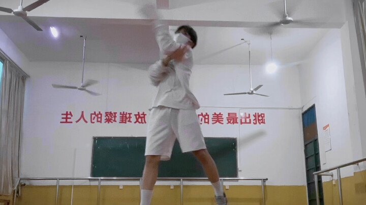 tf家族的男粉是什么样的（当男生翻跳tf家族三代睫毛弯弯间奏部分）