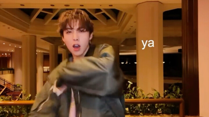 Trưa nay Triệu cùng em gái làm cha, trông em gái quen quen quá…