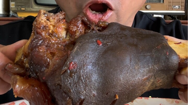 Làm một cái chân giò to, suýt nữa thì đưa tôi đi luôn