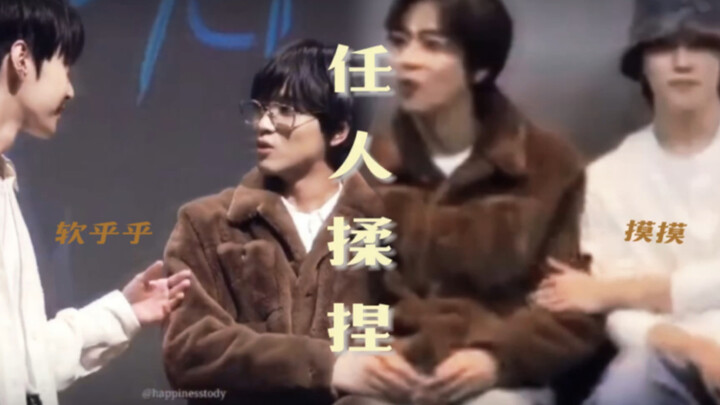 Ren Ge is gently kneading Li Kaican, and the little bear cub says: “My fur’s going to get rubbed bal
