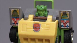 Have you ever seen a nearly 40-year-old toy? Share the Transformers G1 genuine spring play