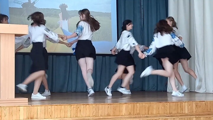 🇺🇦 Ukraine | Ninth-grade graduates joyfully dance 💃💃💃