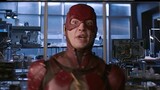 Phiên bản điện ảnh của The Flash và phiên bản truyền hình của The Flash trong cùng một khung hình, m