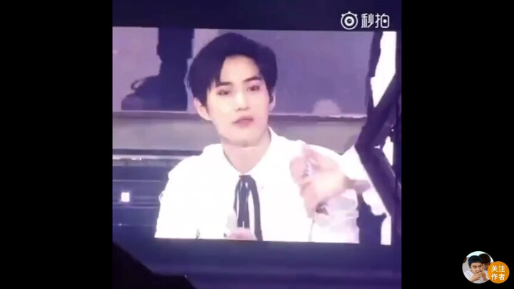 Kim Junmyeon fokus, diberi mikrofon oleh D.O., dan bingung tak tahu harus berbuat apa saat dikelilin