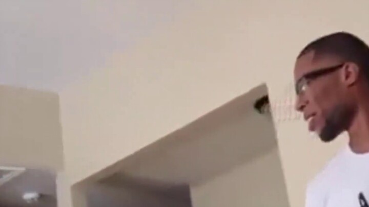 [Genshin Impact] When you are watching Genshin Impact, a friend walks by