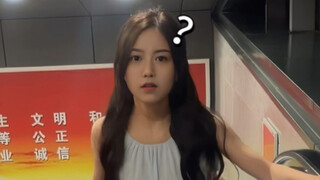 当我下扶梯时故意松开女朋友的手…