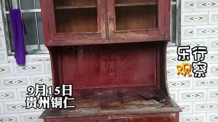 แค่เพราะคำพูดของลูกสาวที่อยากได้ตู้หนังสือ คุณพ่อเลยลงมือดัดแปลงตู้ชามเก่าในบ้านทั้งคืน พลังแห่งความ