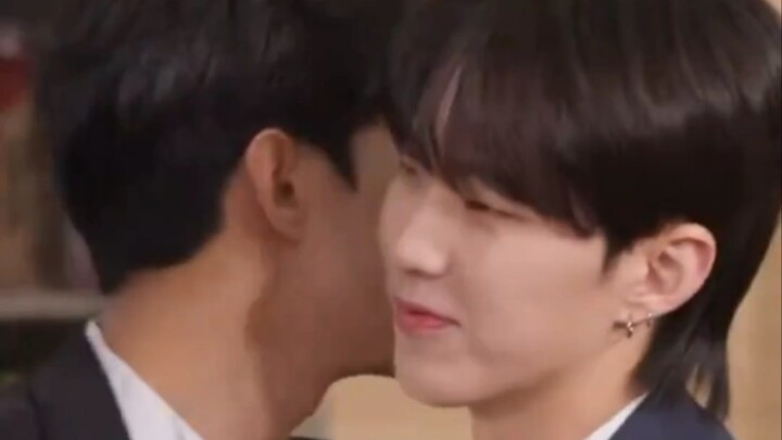 الاقتراح الساخن: بعد أن شاهد فو شنغوان ولي شومين يتبادلان قبلة الخدّ، وقف كوان شونرونج بأدب في انتظا