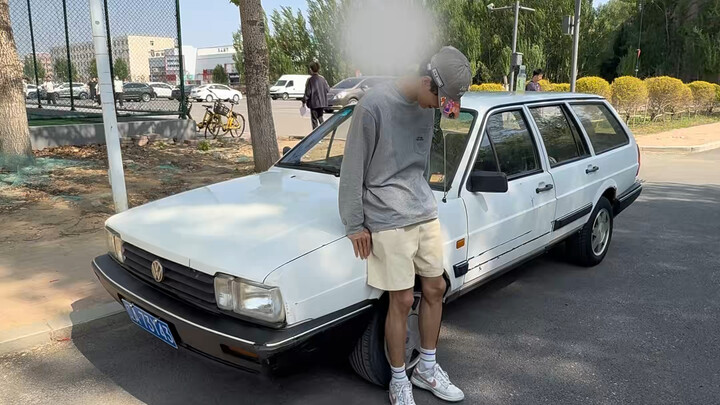 Is it okay for a college student to drive a 2,300-yuan Santana to class?
