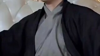 Matapos makita ang pagsusumikap ng binata, tinulungan siya ng batang ninuno na manalo sa palig