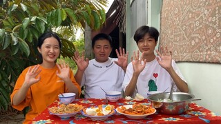 ẨM THỰC CÔ VY NẤU CHÁO LÁ DỨA,TÔM RANG,HỘT VỊT MUỐI MỜI EM AN VÀ EM KHA | Ẩm Thực Cô Vy