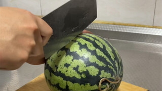 天气太热杀个瓜吃！