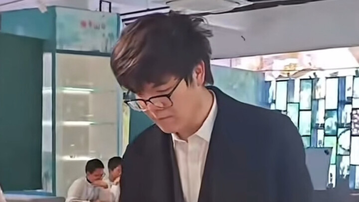 Kid: “Teacher, why aren’t you making a move?” Ke Jie: “I’m racking up interest.”
