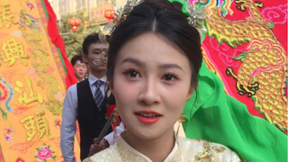 A young lady born in 2003, a junior student, wore a cheongsam to participate in the parade. A ladyli