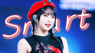 Cái đeo trên tay không phải là vòng bạc mà là hai chiếc đồng hồ! Cô bé quàng khăn đỏ cười khi chạm m