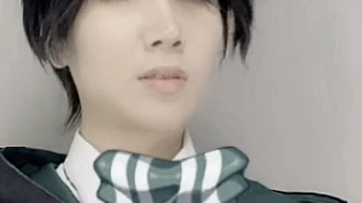 Aku juga nggak mau, tapi topi kalian bener-bener jelek banget!