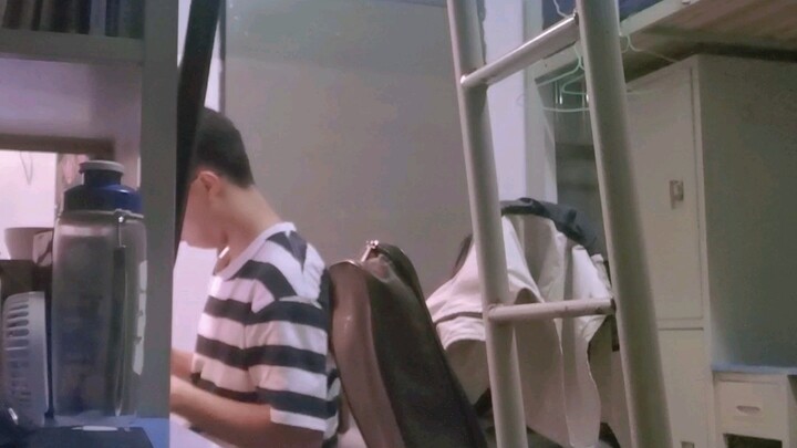 Aku memakai kostum berbulu untuk menakuti teman sekamarku, tapi hasilnya…qwq