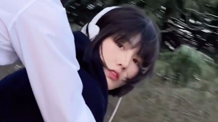 “ลมบนสนามกีฬากับแววตาของเธอ กลายเป็นทั้งฤดูใบไม้ผลิของฉัน”