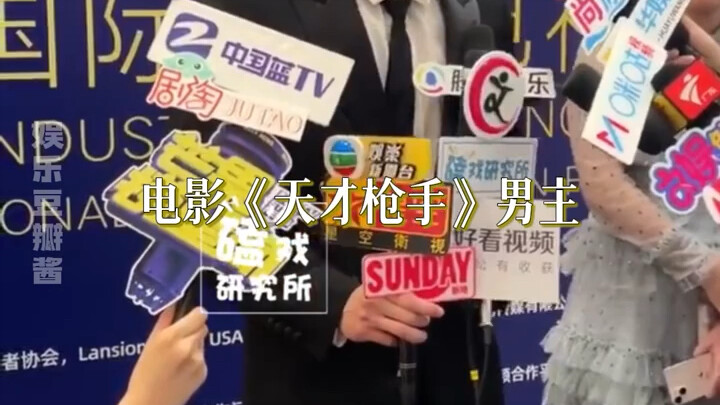 Zhao Lusi has become a huge hit overseas, charming both men and women.