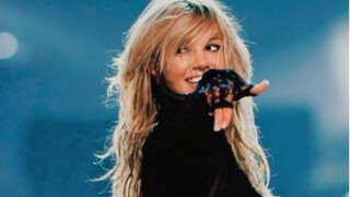 Britney menari dengan sehat dan dalam kondisi luar biasa! "Ubah Pikiran Anda (No Seas Cortes)" britn