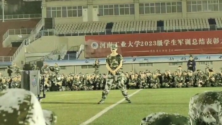 军训一天后还有力气在联谊活动上跳super的人