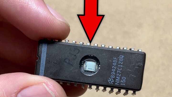 ¿Por qué este chip tiene una ventana de cristal?