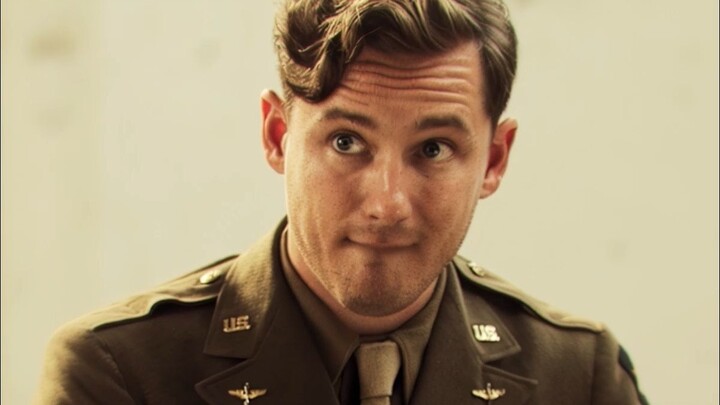 Anh ấy được thăng cấp lên thiếu tá nhờ cái tên của mình.